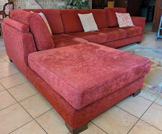 Divano rosso con chaise longue 