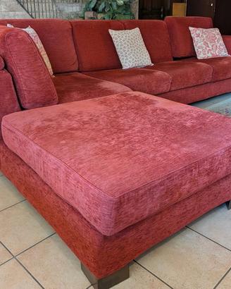 Divano rosso con chaise longue 