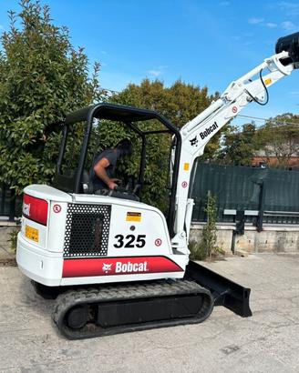 E152 Escavatore 25Q Bobcat 325