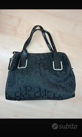 Borsa a bauletto Calvin Klein nera