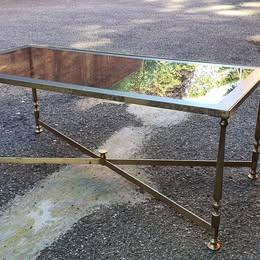 Tavolino in ottone pieno.