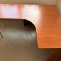 Scrivania angolare in legno color ciliegio