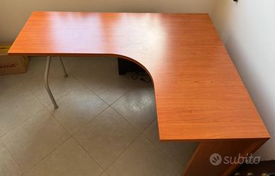 Scrivania angolare in legno color ciliegio