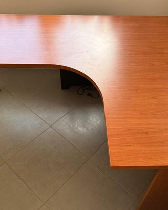 Scrivania angolare in legno color ciliegio