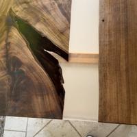 Tavolo in resina trasparente e noce