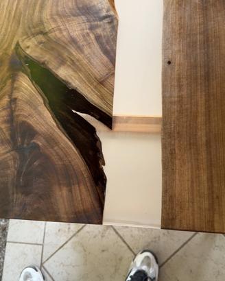 Tavolo in resina trasparente e noce