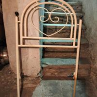 due scrivanie con cassetto e due testiere complete