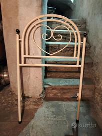 due scrivanie con cassetto e due testiere complete