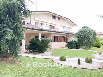Villa di 755 m² con più di 5 locali e box auto dop