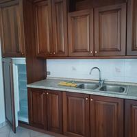 Cucina con elettrodomestici