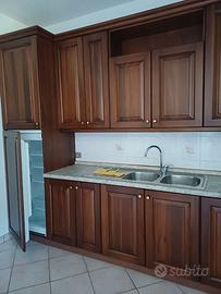 Cucina con elettrodomestici