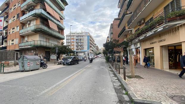 NEGOZIO A NAPOLI