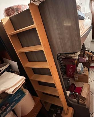 Cameretta con letto a soppalco una piazza e mezza
