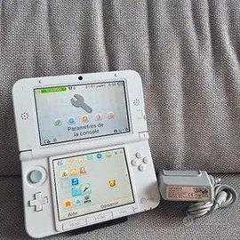 Nintendo 3DS XL bianco con caricatore