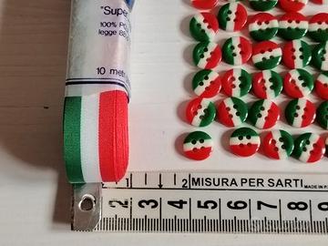 Nastro 15mm 10mt e 60 bottoni 8mm tricolore.
