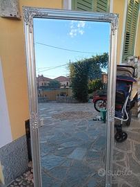 Specchio con cornice argentata