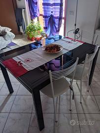 Tavolo allungabile in vetro nero 