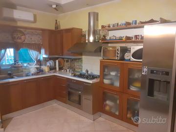 cucina completa di elettrodomestici in legno 