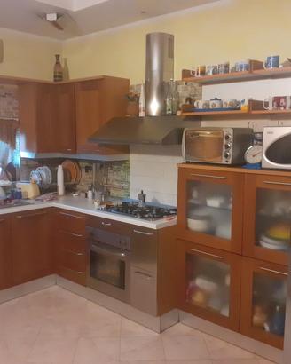 cucina completa di elettrodomestici in legno 