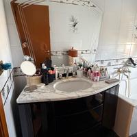 Mobile bagno con top in marmo , lavabo e specchio