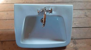 Pensili da bagno: lavandini, bidet e water.