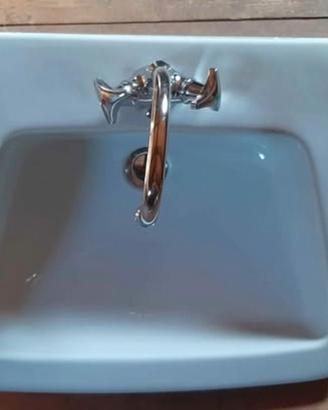 Pensili da bagno: lavandini, bidet e water.