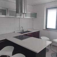 Cucina con elettrodomestici