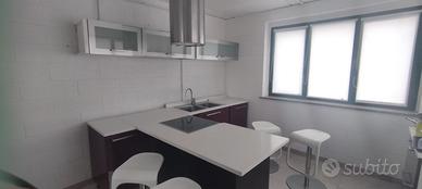 Cucina con elettrodomestici