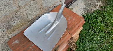 pala per neve e granaglie