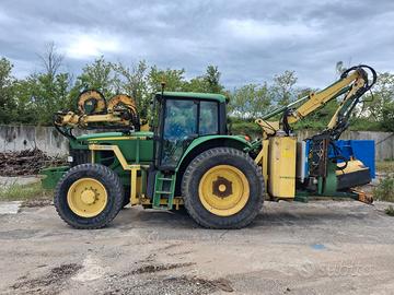 Trattore John Deere con braccio Hymach