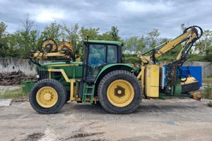 Trattore John Deere con braccio Hymach