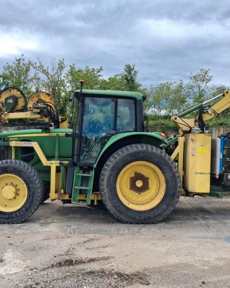 Trattore John Deere con braccio Hymach