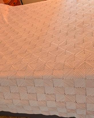 coperta lavorata a mano al uncinetto 