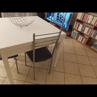 tavolo in legno bianco