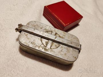 Siringa d'epoca in vetro e scatola sterilizzatrice