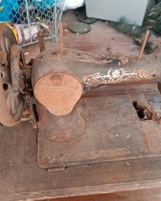 macchina da cucire vecchia 