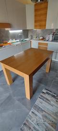 Tavolo completamente in legno 