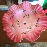 Patera con bordo ondulato a "falbalà".