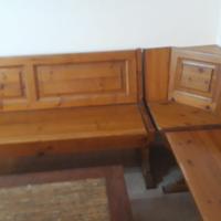 panca ad angolo di legno con tavolo