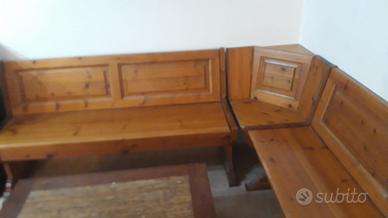 panca ad angolo di legno con tavolo