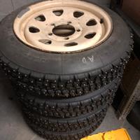 Cerchi e gomme chiodate per Suzuki samurai
