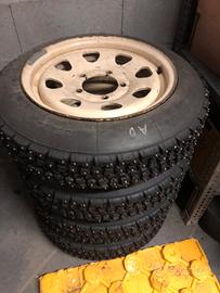 Cerchi e gomme chiodate per Suzuki samurai