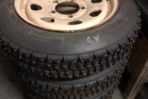 Cerchi e gomme chiodate per Suzuki samurai