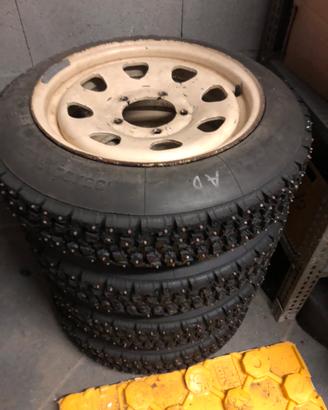 Cerchi e gomme chiodate per Suzuki samurai