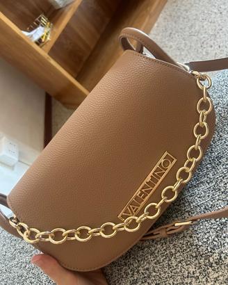Borsa a tracolla Valentino color cuoio con catena 