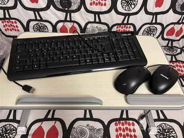 Tastiera Asus con cavo usb e 2 mouse con cavo usb.