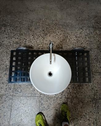 Lavandino Mariani in vetroplastica con rubinetto