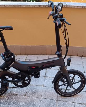 Bicicletta pieghevole a pedalata assistita