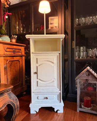 Mobile in stile shabby chic anticato colore cotone