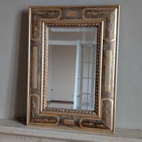 Specchio vintage con cornice dorata
